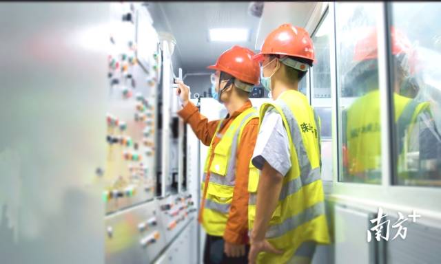 盾構機手嚴格把控掘進參數。