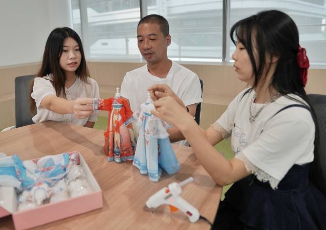 李柏亨（中）希望通過國潮娃娃，推廣中國傳統文化。