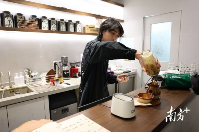 “95后”咖啡店老板王梓鏵在制作中藥咖啡。