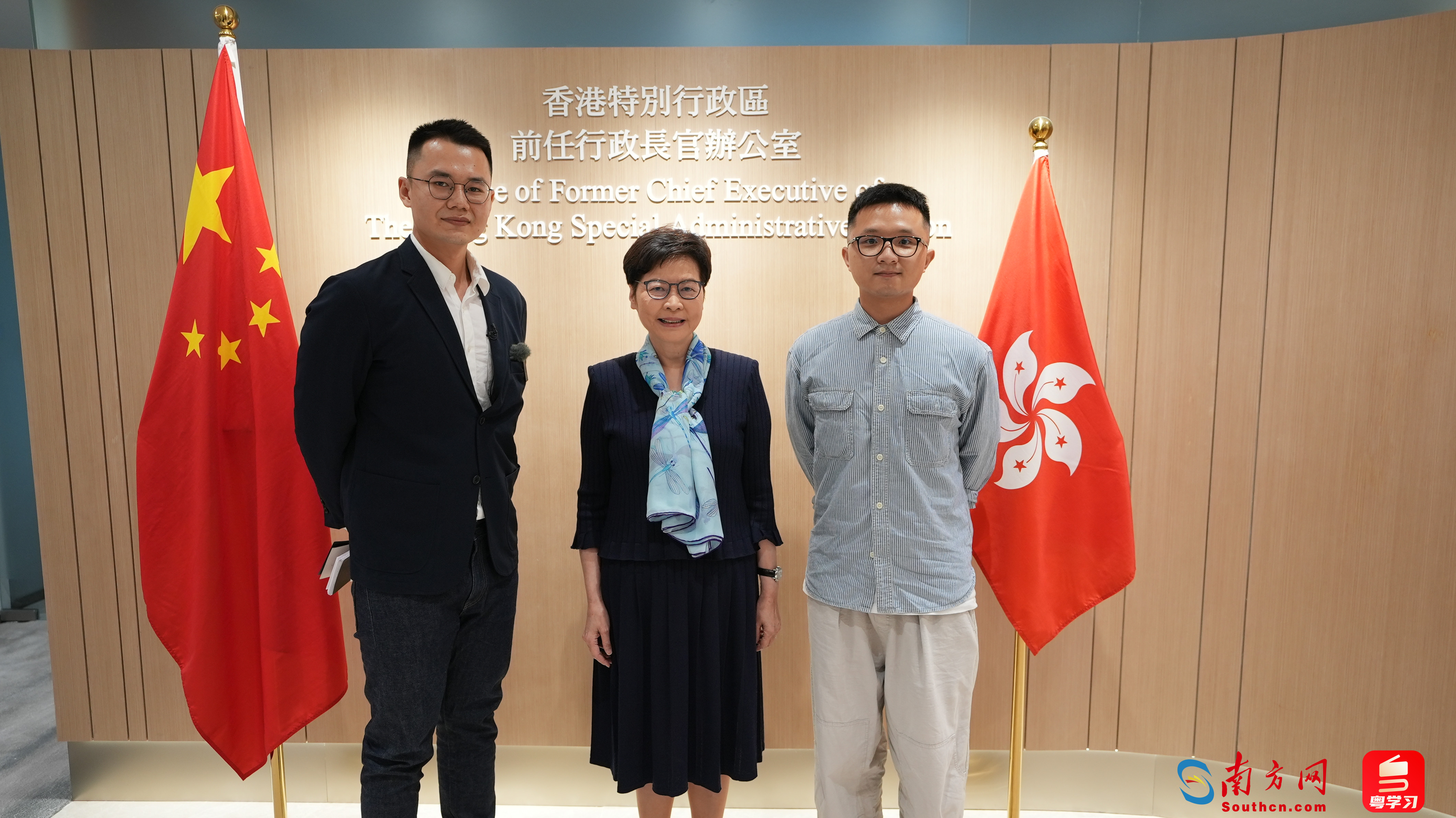 林鄭月娥與南方報業(yè)記者合影