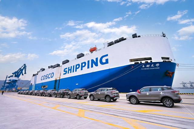 圖為汽車滾裝外貿首航儀式。