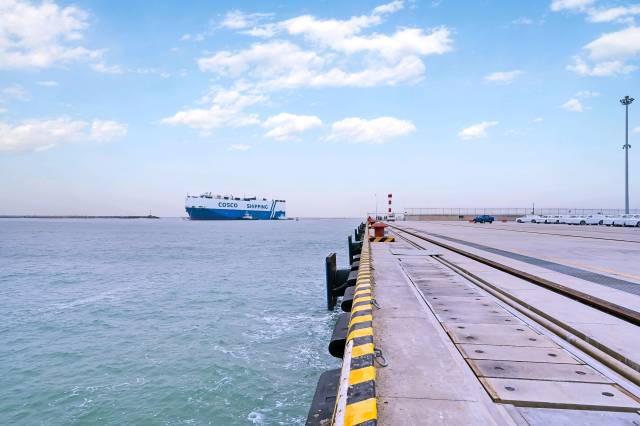 圖為汽車滾裝外貿首航儀式。