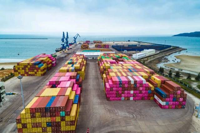 圖為汽車滾裝外貿首航儀式。