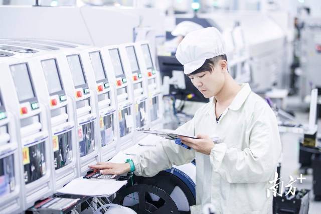 圖為長安vivo自動化生產車間，技術人員在調試自動生產設備。南方日報記者 孫俊杰 攝