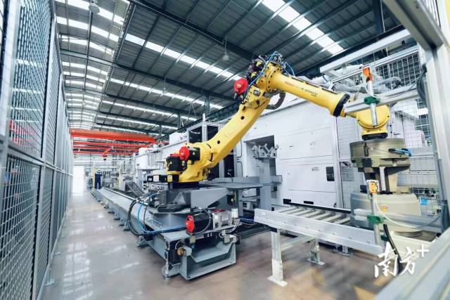 富華重工被認定為“全國制造業單項冠軍示范企業”，其生產線實現了自動化、數字化、智能化生產。董有逸 攝