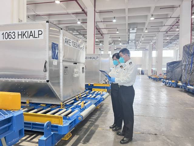 沙田海關(guān)關(guān)員實(shí)地調(diào)研“東莞-香港國(guó)際空港中心”項(xiàng)目試運(yùn)行情況 。劉小歡 攝