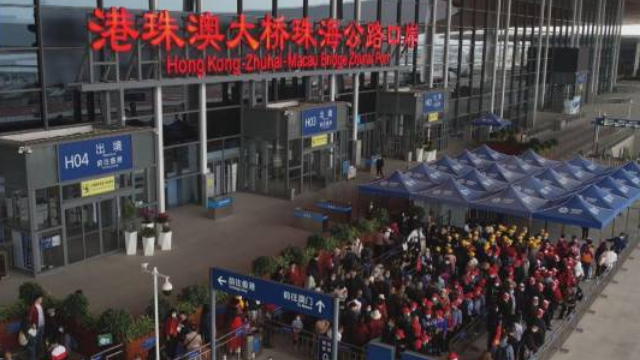 港珠澳大橋周末客流突破10萬人次，創(chuàng)3年新高