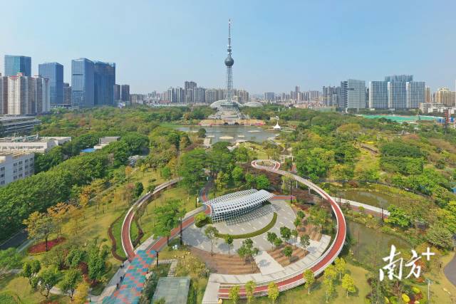 近年來，伴隨著大刀闊斧的改革，佛山行政破界，城市向心，產(chǎn)業(yè)奔騰。