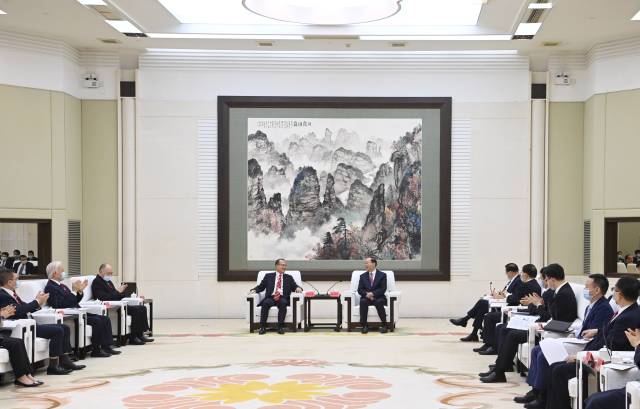 4月25日下午，省委書記黃坤明，省委副書記、省長王偉中在廣州會(huì)見了以香港中華總商會(huì)會(huì)長、新華集團(tuán)主席蔡冠深為團(tuán)長的香港中華總商會(huì)訪問團(tuán)一行。南方+記者 王輝 肖雄 攝