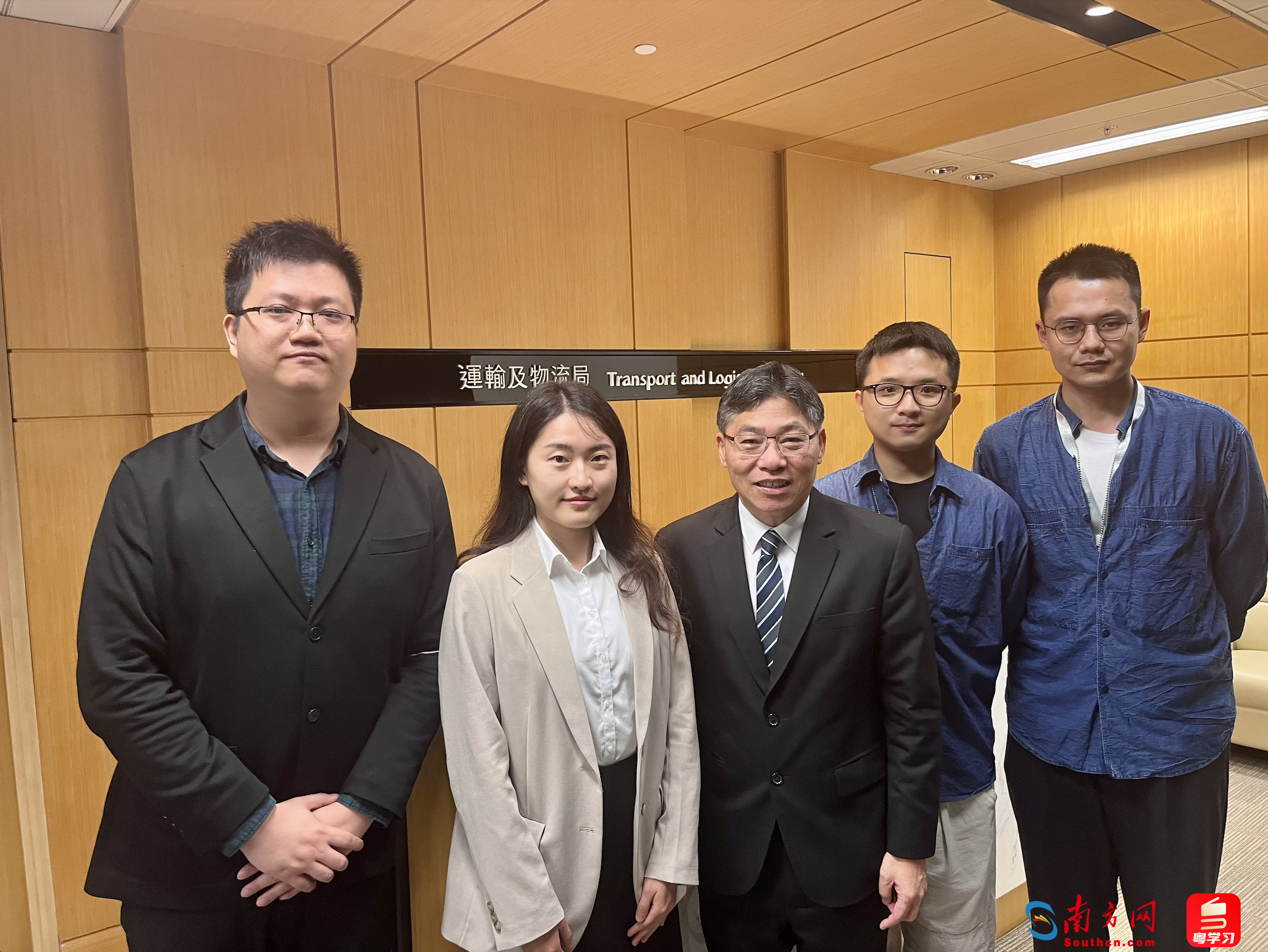  林世雄與南方報業記者合影