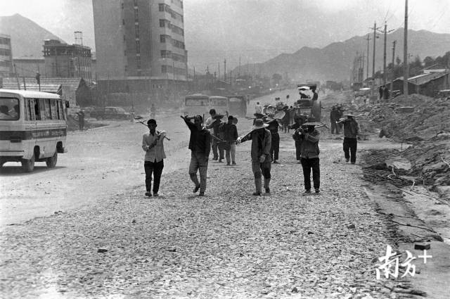 1982年，建設(shè)中的深南大道，西往東方向。