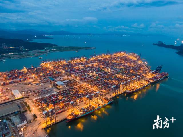2020年6月，入夜的鹽田港燈火通明，它是世界集裝箱吞吐量最大的港口之一。