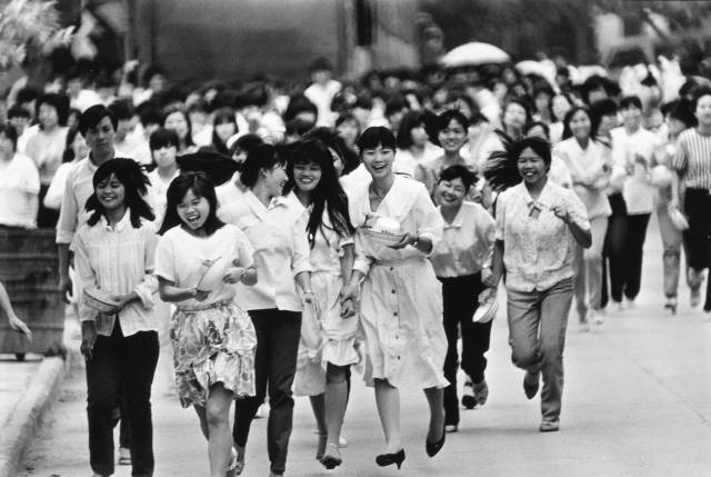 1989年，深圳蛇口凱達(dá)玩具廠下班的女工。