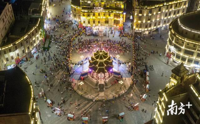 2020年6月，汕頭小公園中山紀(jì)念亭，“戲亭印象”惠民演出系列活動在此上演，吸引眾多喜愛潮劇的市民前來觀看。