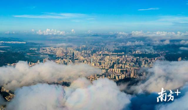 2020年8月，云端上俯瞰深圳市區(qū)。40年來，深圳從默默無聞的邊陲小鎮(zhèn)到擁有2000萬人的現(xiàn)代化國際都市。