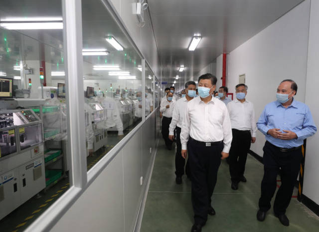 10月12日至13日，中共中央總書記、國家主席、中央軍委主席習近平在廣東考察。這是12日下午，習近平在潮州市潮州三環(huán)（集團）股份有限公司生產(chǎn)車間考察。新華社記者 王曄 攝