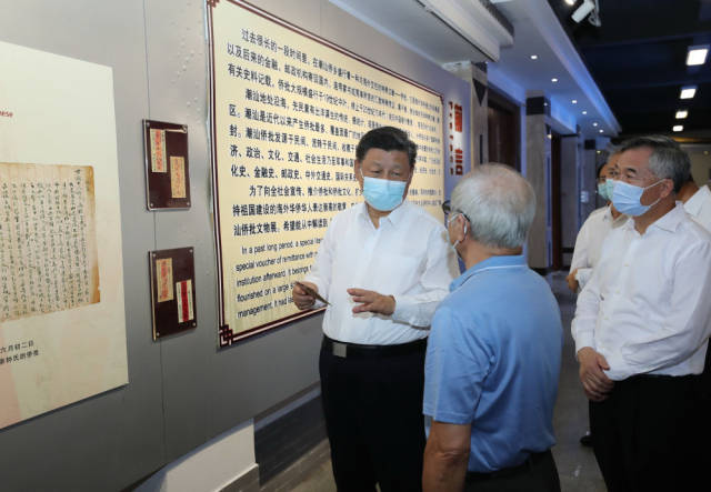 10月13日下午，習近平在汕頭市小公園開埠區(qū)僑批文物館考察，了解僑批歷史和潮汕華僑文化。新華社記者 王曄 攝