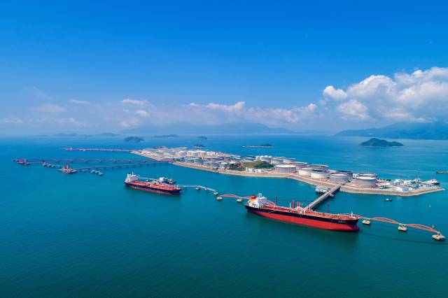 大亞灣石化區(qū)不斷完善管廊、碼頭、倉儲等公用配套服務。