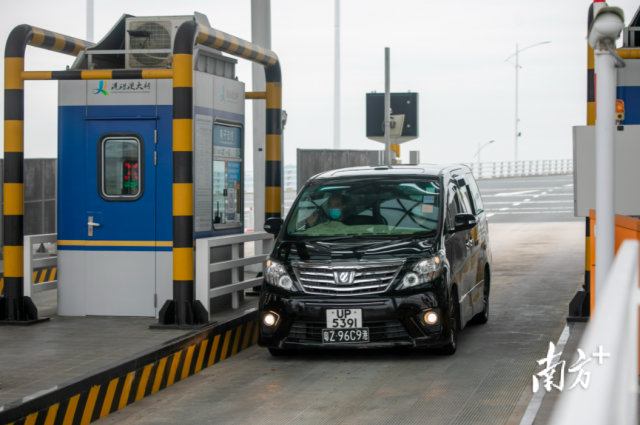 港車通過港珠澳大橋珠海公路口岸駛入廣東。南方+記者 錢文攀攝  