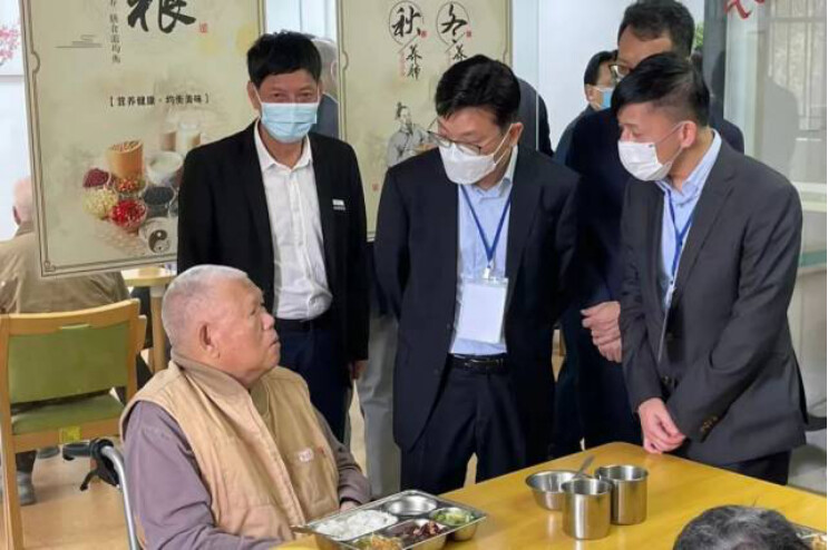 孫玉菡今年四月底率團探訪中山市一間頤養院，與住院的港人交談