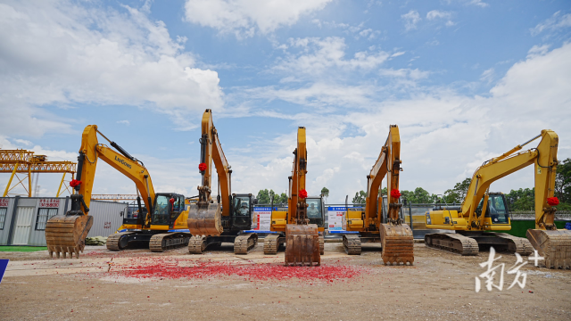 東莞市2023年第二季度重大項目動工儀式位于環莞路北延線項目現場。鄧浩 攝