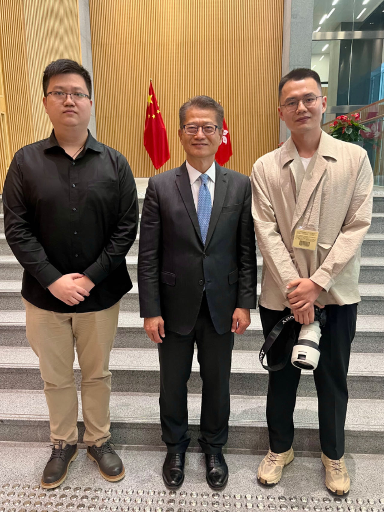 陳茂波與記者合影