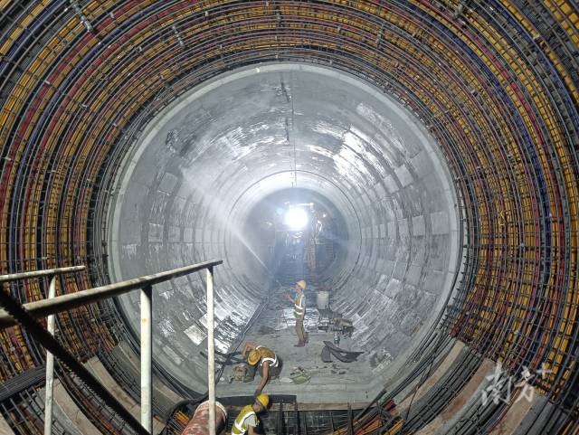 建設者正在進行預應力混凝土內襯澆筑。 