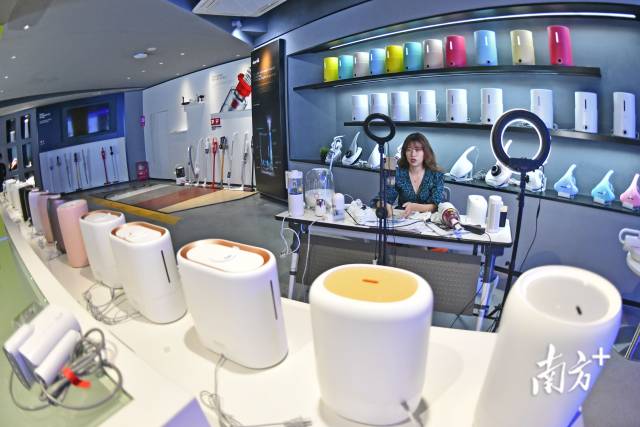 近年來，德爾瑪電器快速打造“網紅”體系，利用線上直播平臺開辟零售新市場。南方+記者 戴嘉信 攝