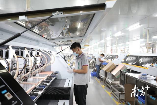 珠海把“產業第一”擺在全市工作首位。圖為珠海中京電子電路有限公司生產車間。南方+記者 關銘榮 攝