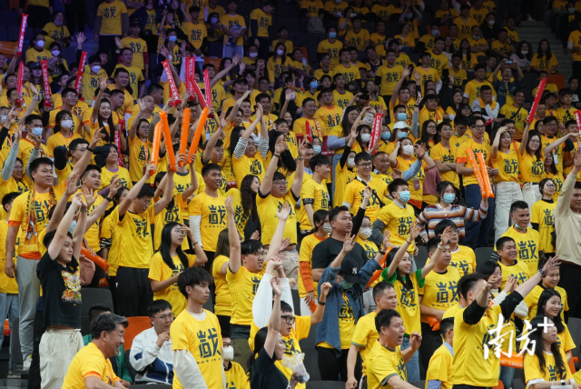 2023年3月1日晚，隨著聯(lián)賽恢復(fù)主客場制，廣東宏遠(yuǎn)隊回到東莞籃球中心，在現(xiàn)場1萬多名球迷的助威聲中戰(zhàn)勝山西隊。南方+記者 姚志豪 彭博 攝