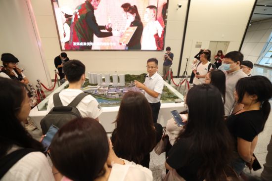 圖為深圳市政府口岸辦公室通關管理處工作人員為采風團介紹蓮塘口岸相關情況。（主辦方供圖）