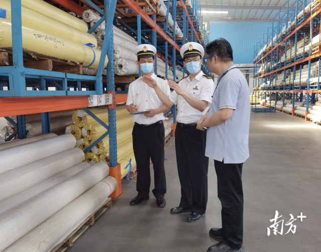 佛山海關關員到企業現場調研、宣貫RCEP政策。