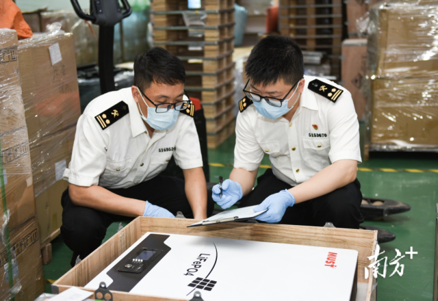 佛山海關關員對出口鋰電池進行監管驗放。