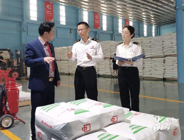 佛山海關關員到企業宣貫AEO政策。