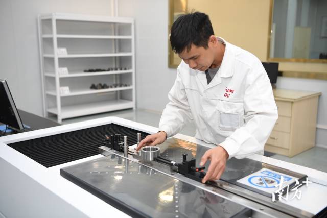 在富華重工的實驗室內，各類測試正在有序進行。