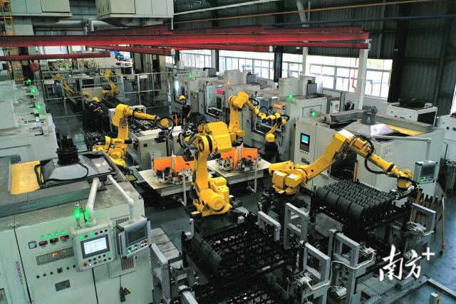 富華重工的智能自動化生產車間。