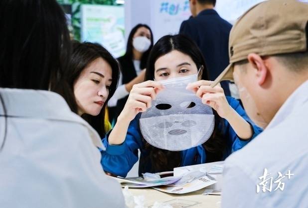 在2023年，摘下口罩后，“彩妝消費”率先回潮。