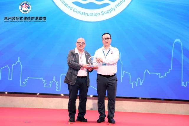 陳銳添為甘濟平頒發合作牌匾。