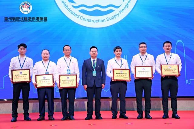 嚴戈科現場為聯盟會長單位以及聯盟副會長單位企業授牌。