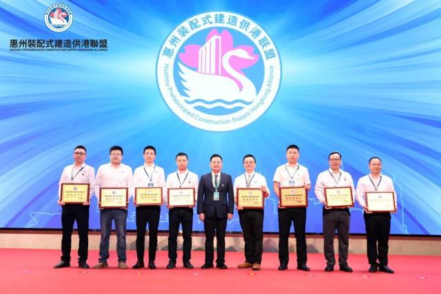 嚴戈科現場為聯盟會長單位以及聯盟副會長單位企業授牌。