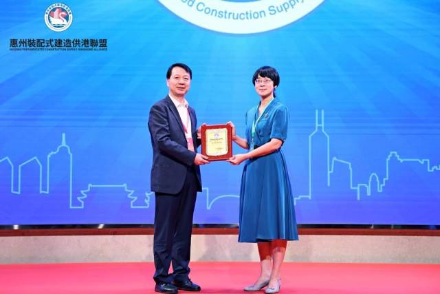 周海英為劉英杰授予聯盟首席顧問牌匾。