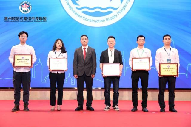 謝偉藝為聯盟會員企業授牌。