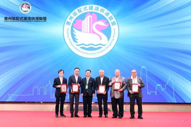 余濤為香港各協會授牌匾 。