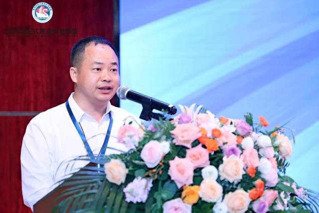 新當選的會長周義發言。