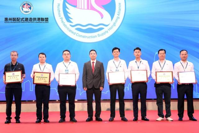 謝偉藝為聯盟會員企業授牌。