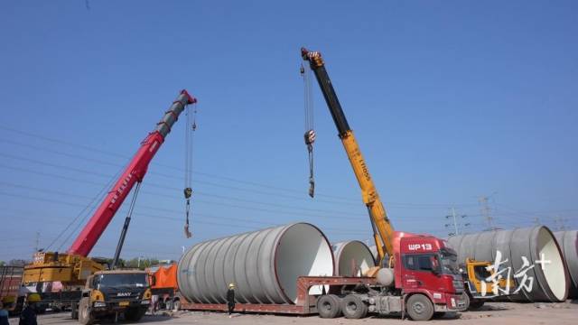 正在運輸的內襯鋼管。