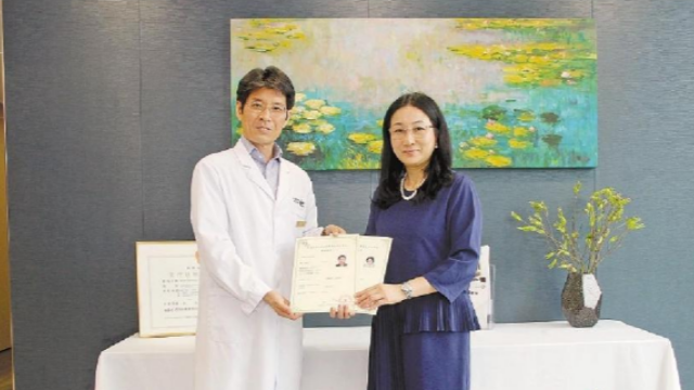 首批4名澳門醫療人員“領證” 可在橫琴提供與其澳門資格認證相符的醫療服務