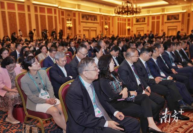 9月14日，首屆粵港澳大灣區(qū)發(fā)展工商大會在澳門開幕，來自20個國家和地區(qū)的逾千名各界人士與會。