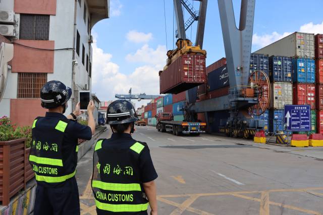 江門智慧港口監(jiān)管服務(wù)效能持續(xù)提升。江關(guān)宣 攝