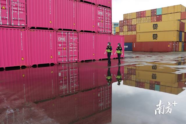 碼頭整齊堆放著集裝箱。江關(guān)宣 攝